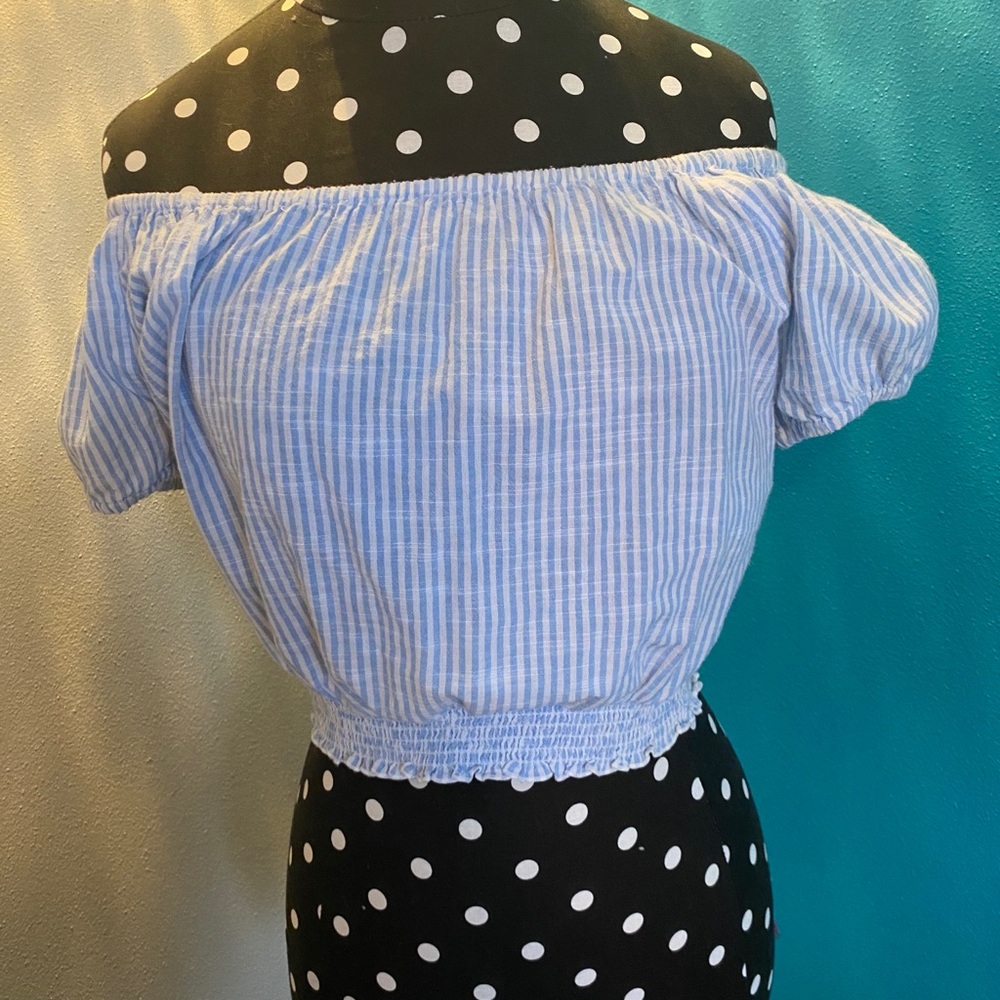 Hollister Off-the-shoulder top. Size Small. EUC